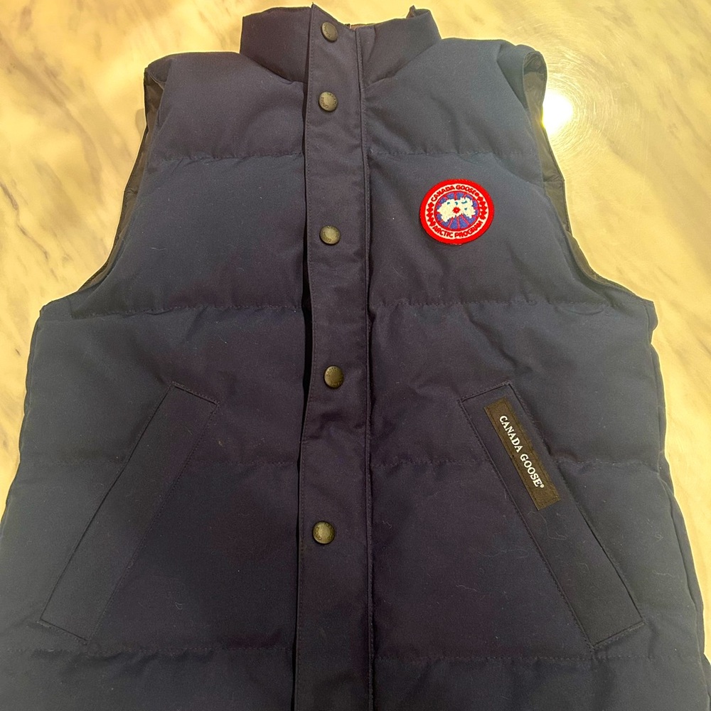 Boys Canada Goose Vest like new comes with storage bag .